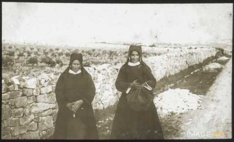 Femmes en costumes de veuves (Crozon)